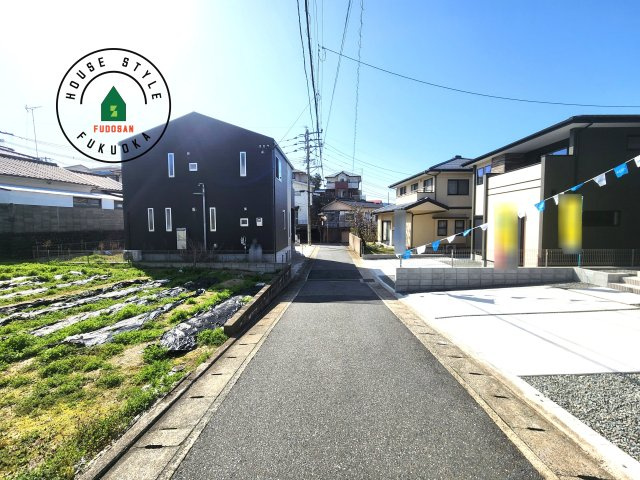 福岡市早良区重留2丁目第2-2棟(2号棟)の前面道路含む現地写真|前面道路は閑静な住宅地をはしる車通りの少ない道路。お車の出し入れが苦手なママや小さなお子様にも安心ですね。しっかり舗装もされているので、ベビーカーや自転車で通っても快適に通行できます。