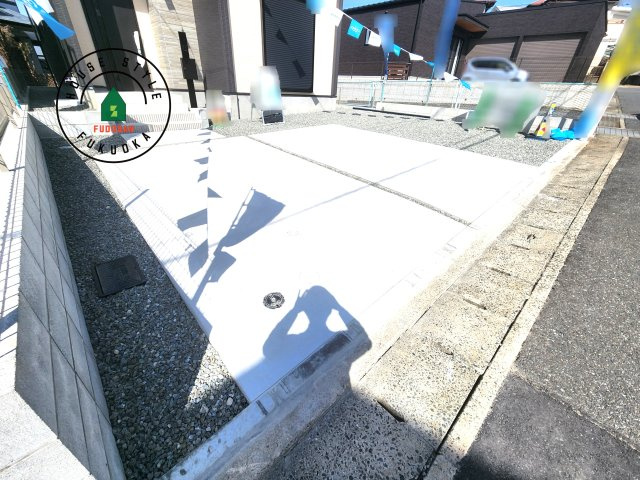 福岡市早良区重留2丁目第2-2棟(2号棟)の駐車場|広々した駐車場になります。3台並列駐車となります。