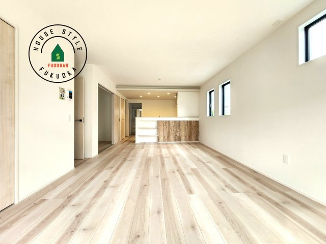 福岡市早良区重留2丁目第2-2棟(2号棟)の内観：施工例|ご家族を近くに感じられる対面キッチンのLDK。会話もはずみそうですね。