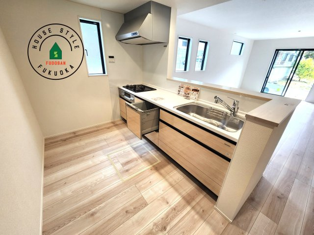 福岡市早良区重留2丁目第2-2棟(2号棟)の内観：施工例|ダイニングテーブルへの配膳がラクラク、お料理はかどるカウンター付きシステムキッチン！