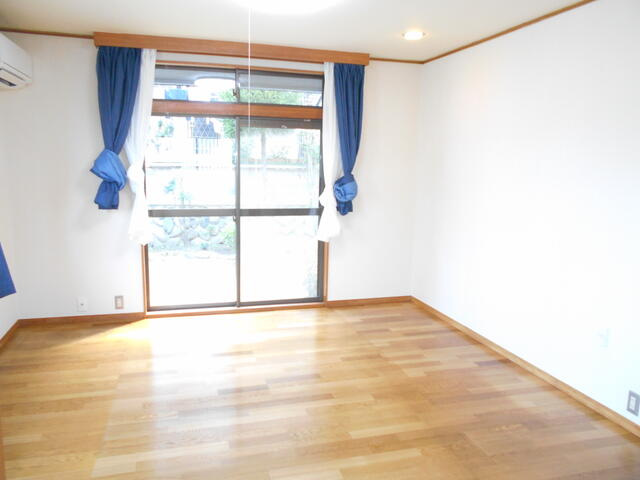 川崎市多摩区菅仙谷２丁目の一戸建ての居間・リビング