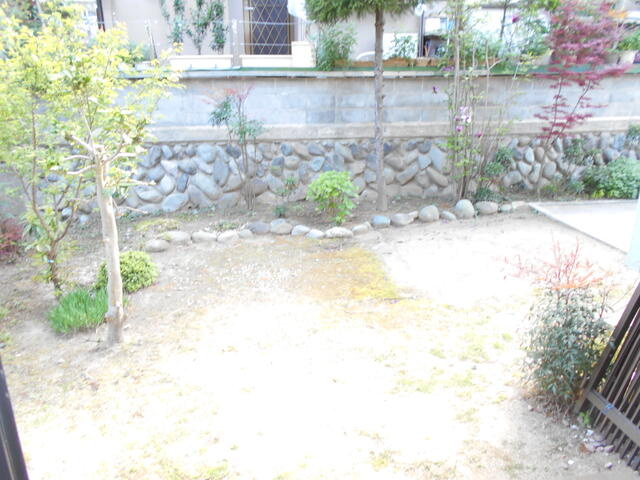 川崎市多摩区菅仙谷２丁目の一戸建ての庭