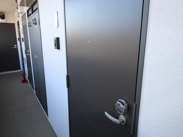 コンソラータ桜木の玄関