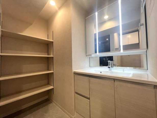 【独立洗面台】 | パーソナルハイツ飛鳥山 | 身だしなみチェックや歯磨きなど、朝の慌ただしい時間でも余裕とゆとりを感じられる。