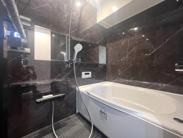 【浴室】 | パーソナルハイツ飛鳥山 | 一日の疲れを癒すバスルームは、心地よいリラックスを叶える清潔感溢れる美しい空間です。