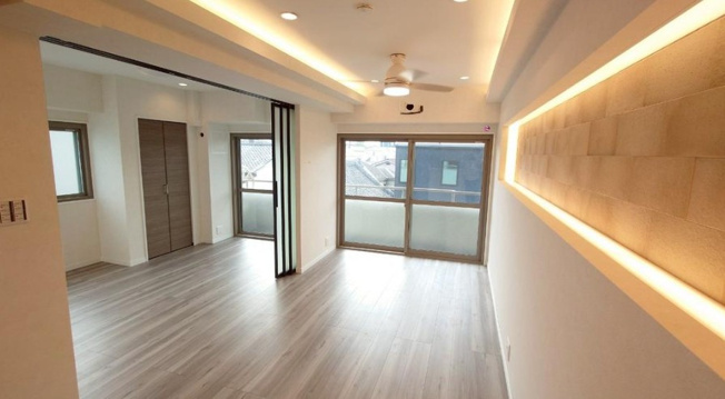 【居間・リビング】 | パーソナルハイツ飛鳥山 | 太陽の光をスマートにリビングへ。時によって変化をもたらす採光。