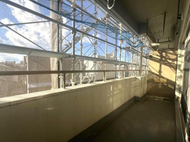 【バルコニー】 | パーソナルハイツ飛鳥山 | バルコニー面、壁一面の掃き出し窓からたくさんの陽の光が入ってまいります！