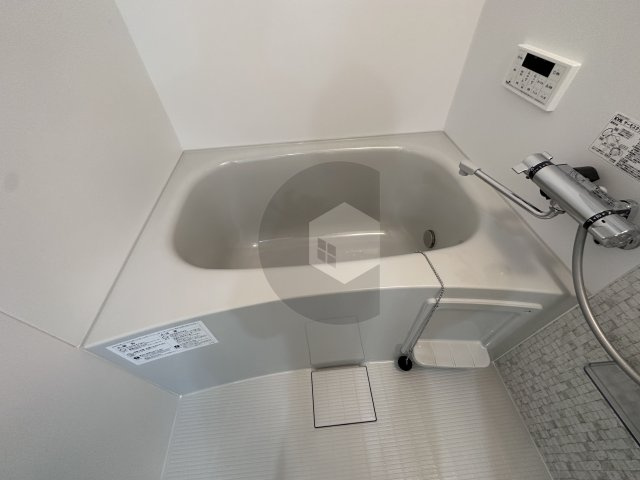 クリエオーレ衣摺1の浴室