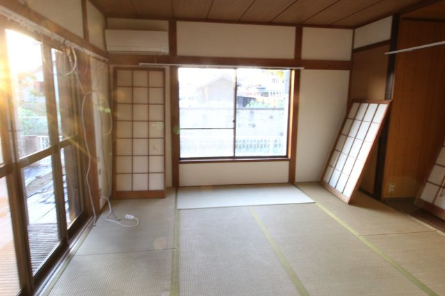 古河市桜町の和室|1階8帖和室。採光もたっぷり。収納も充実しています。