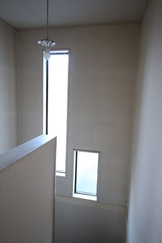 古河市桜町のその他|階段壁には嬉しい採光。