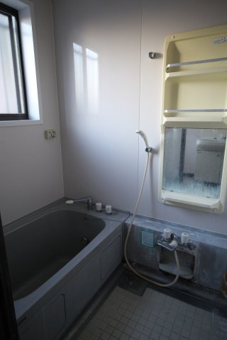 古河市桜町の浴室|窓が大きく換気も安心です。
