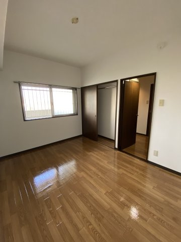 ロイヤル谷津の洋室