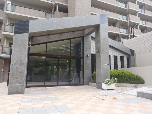 ラ・ビスタ宝塚ウエストウイング二番館のエントランス