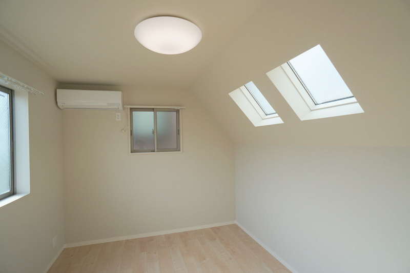赤羽西４　戸建の洋室|天窓のある明るい洋室。