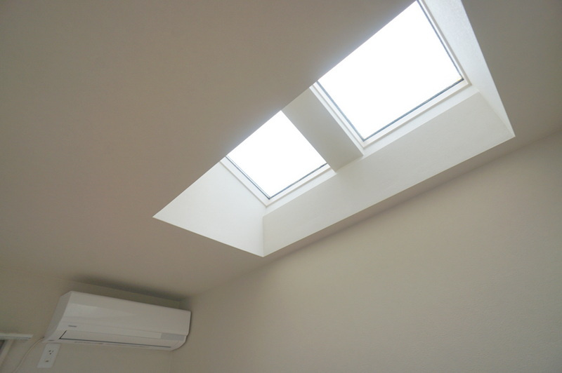 赤羽西４　戸建の洋室|天窓のある明るい洋室。