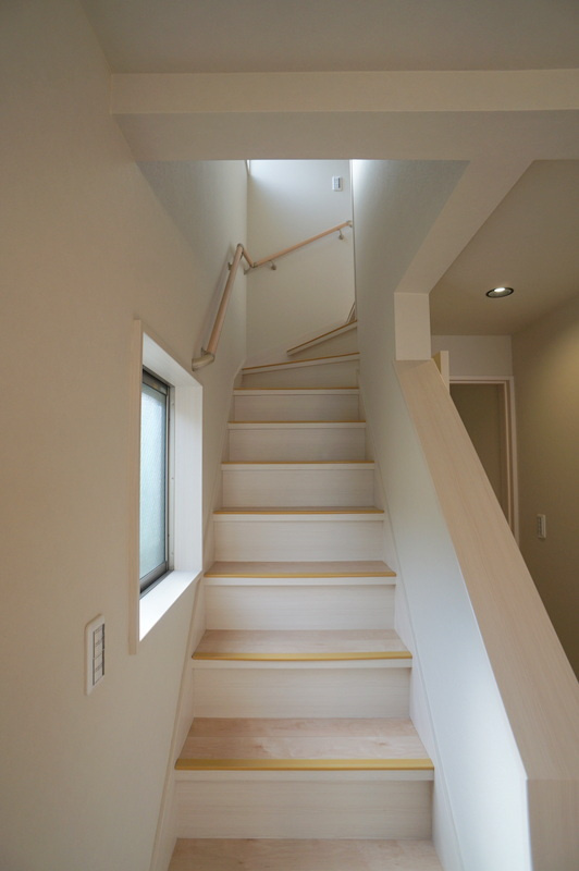 赤羽西４　戸建の内装|階段にも窓があり明るいです。