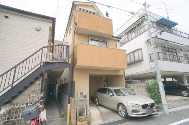 赤羽西４　戸建の外観|☆現況建物（空室）☆
2003年7月築
木造3階建　4LDK
延べ床面積100.01㎡