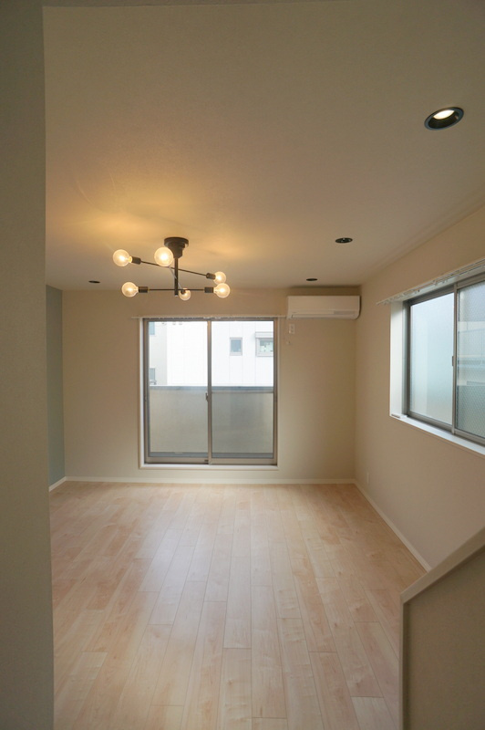 赤羽西４　戸建の居間・リビング|☆6帖4部屋、リビング13帖の4LDK
☆2面採光の明るいリビング