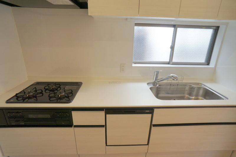 赤羽西４　戸建のキッチン|3口ガスのシステムキッチン。状態きれいです。
☆食器洗浄乾燥機付き