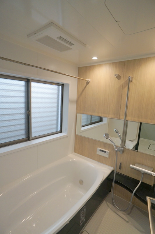 赤羽西４　戸建の浴室|広々のオートバス。浴室に窓あり。