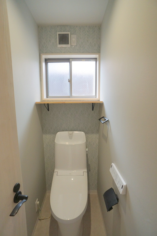 赤羽西４　戸建のトイレ|トイレ2か所。1階トイレは窓あり。