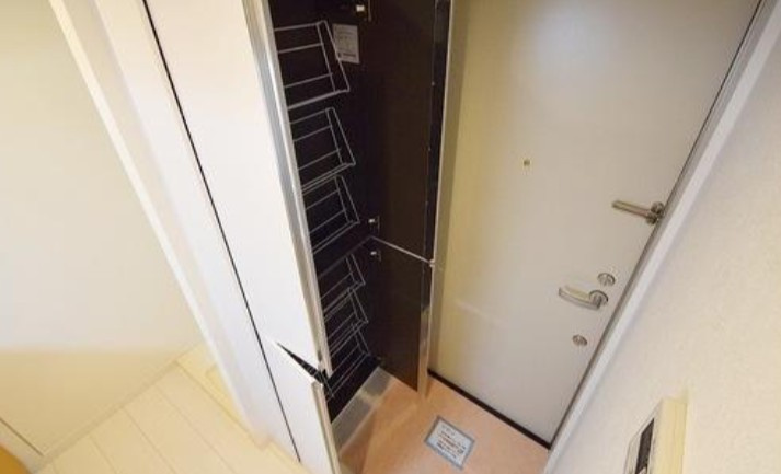 アカテリア蕨の玄関