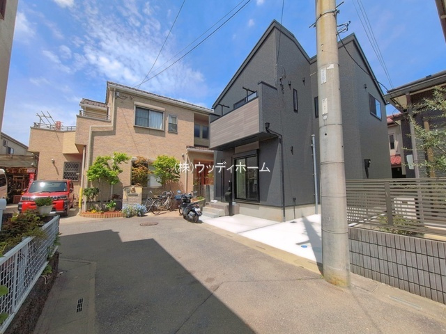 越谷市宮本町3丁目　新築一戸建ての前面道路含む現地写真