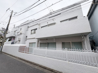 【外観】 | 手入れの行き届いた外壁やエントランスなど、「見ればわかる」レベルで清潔感を保ったマンションです。築年数を感じさせない姿で皆様をお出迎えします。～即日のご見学可能～　お問合せはお気軽にどうぞ。
