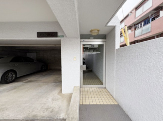 【エントランス】 | お客様を、そして住人を出迎えてくれるマンションのエントランス。ゴミが落ちていないことからも、管理状態の良さや住民の節度の高さが見て取れます。～即日のご見学可能～　お問合せはお気軽にどうぞ。
