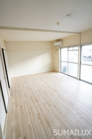 熊本市西区春日７丁目の賃貸マンションの居間・リビング