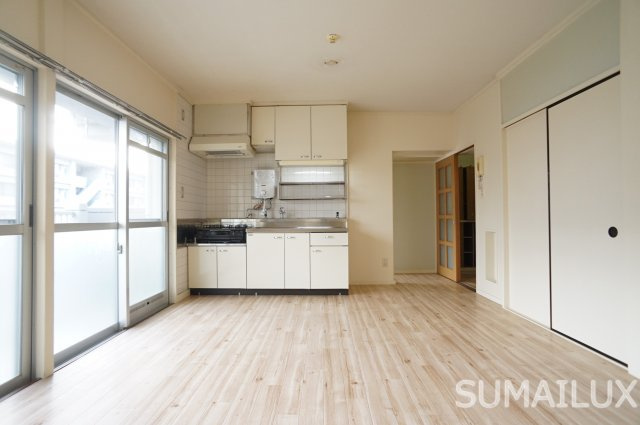 熊本市西区春日７丁目の賃貸マンションの居間・リビング