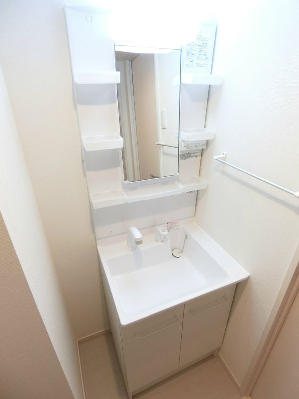 リブリ・C Westの独立洗面台