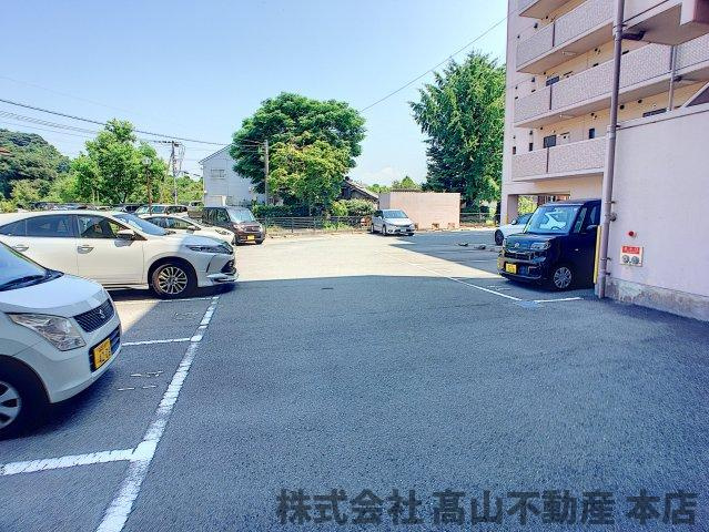 アルベール石丸の駐車場