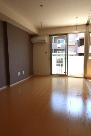 府中市四谷１丁目のアパートの居間・リビング