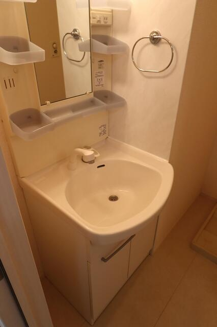 府中市四谷１丁目のアパートの洗面所