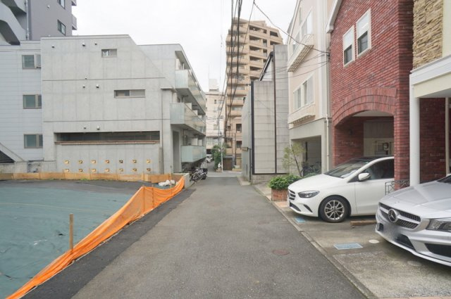 西麻布４　土地の前面道路含む現地写真|南側私道（SB後）幅員約4.0m　間口約6.58m