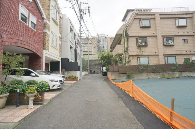 西麻布４　土地の前面道路含む現地写真|南側私道（SB後）幅員約4.0m　間口約6.58m