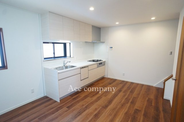 【内装】 | 鶴見区鶴見1丁目 | 【LDK：約16帖】キッチン、出窓付きです☆