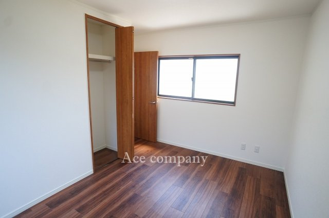 【寝室】 | 鶴見区鶴見1丁目 | 【3階：洋室6.5帖】クローゼット完備♪こちらのお部屋上部に、屋根裏収納への昇降階段があります♪