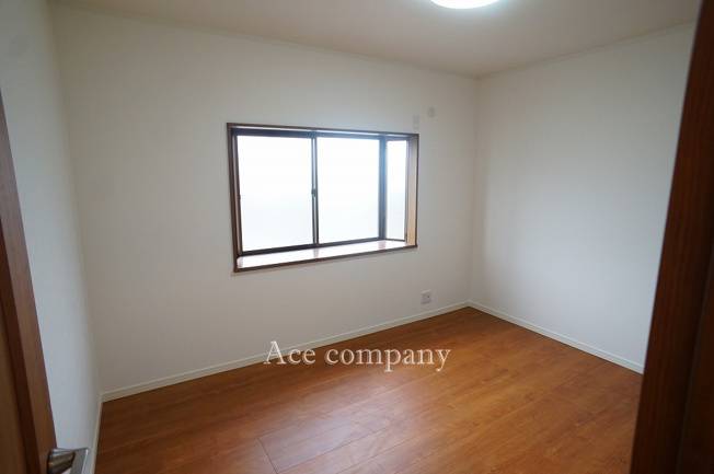 【子供部屋】 | 東大阪市若江南町2丁目 | 【3階：洋室5帖】出窓付きのお部屋です☆