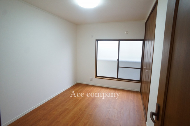 【寝室】 | 東大阪市若江南町2丁目 | 【3階：洋室6.7帖】東向きのバルコニーに面したお部屋です☆