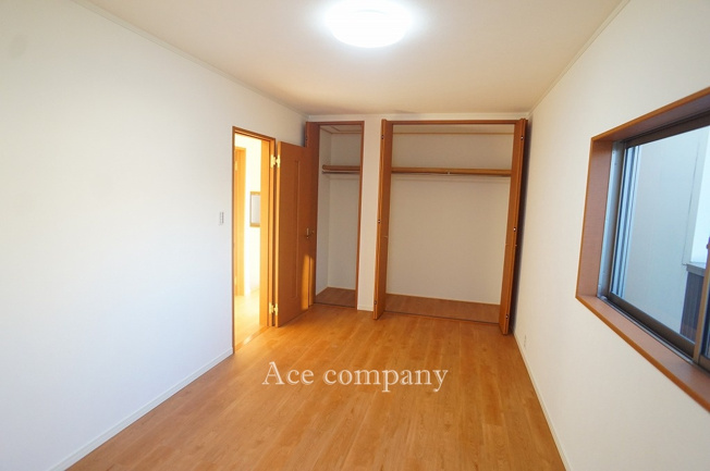 【寝室】 | 東大阪市御厨東1丁目 | 【2階：ゆったり洋室8帖♪】クローゼット完備です♪