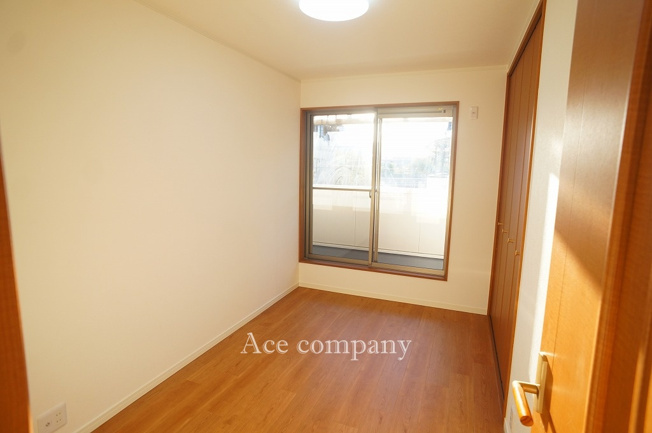 【子供部屋】 | 東大阪市御厨東1丁目 | 【2階：洋室5帖】バルコニーに面したお部屋です☆