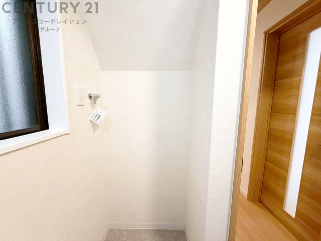 洗濯物の仕分け作業がしやすく、整理整頓が容易になります。洗濯音や湿気を他の部屋に持ち込まず、生活環境を快適に保ちます。上部を活用すれば収納スペースを確保でき洗剤や洗濯用品の整理もしやすくなります。