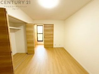 子供部屋…創造性や成長を促す遊びの空間を提供。学習や趣味に集中できる環境を整えます。個別のプライベートスペースは自己表現と自立心を育み、心地よい睡眠環境を整えリラックスできる場所を提供。