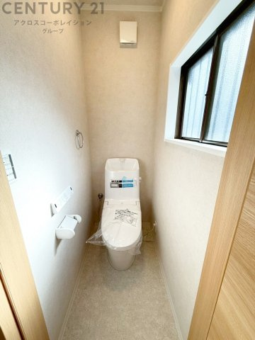 温水洗浄便座付トイレは温水洗浄機能により、暖かい水でおしりを洗浄することができ、冷たい水を使う従来の便座に比べ、温水洗浄機能で暖かいトイレを提供し、快適な使用を可能にします。
