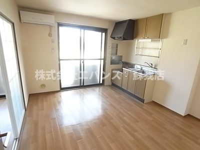 【居間・リビング】 | ラフィネート葛城 | ゆったりとした居間です