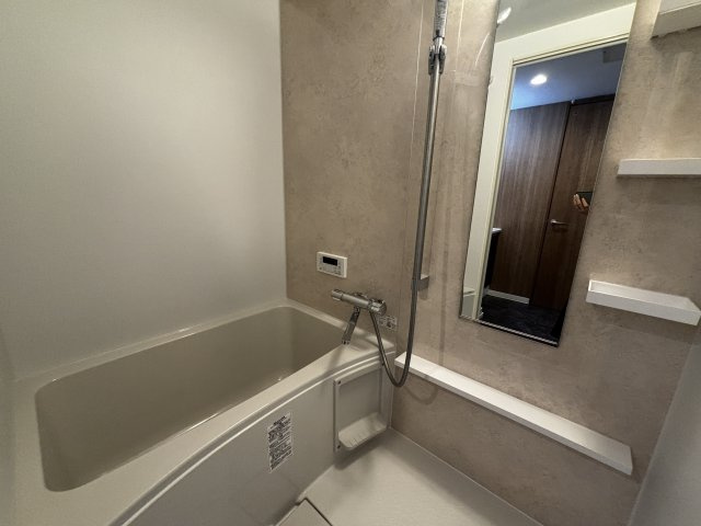 ルネ甲子園の浴室|一日の疲れを癒せるバスルーム。換気乾燥機付きで、雨の日の洗濯も安心です。