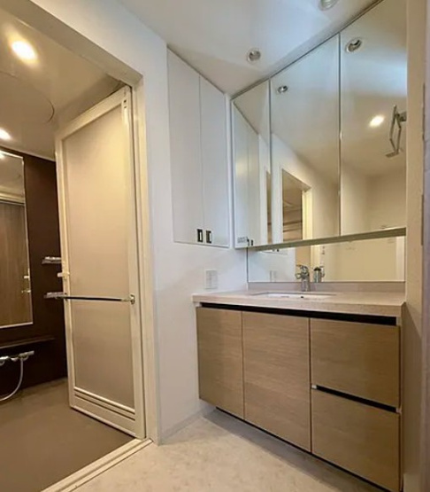 【独立洗面台】 | パークハウス大山 | 広々としたパウダールームの延長に洗髪洗面化粧台があります。