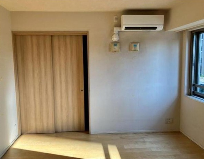 【洋室】 | パークハウス大山 | 居心地のいい暮らしには欠かせない眩い採光。ゆったりとした幅の窓からこの空間に降り注ぐ採光が絶えません。